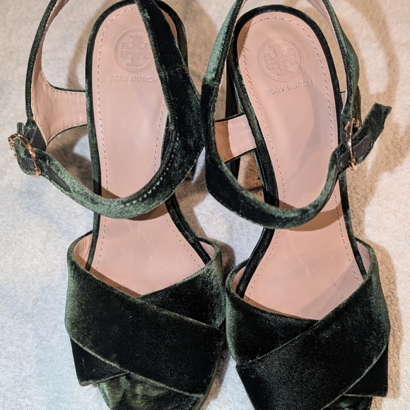 Tory Burch Banana Leaf Green Velvet Bag and Green Velvet Sandals - Picture 6 of 15